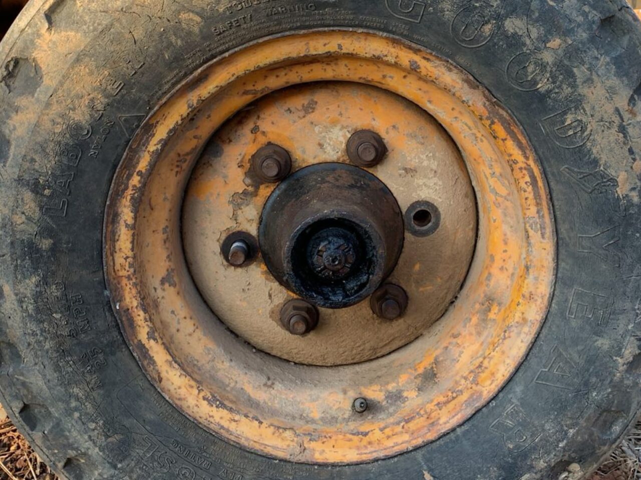 RODA DIANTEIRA JCB 3C