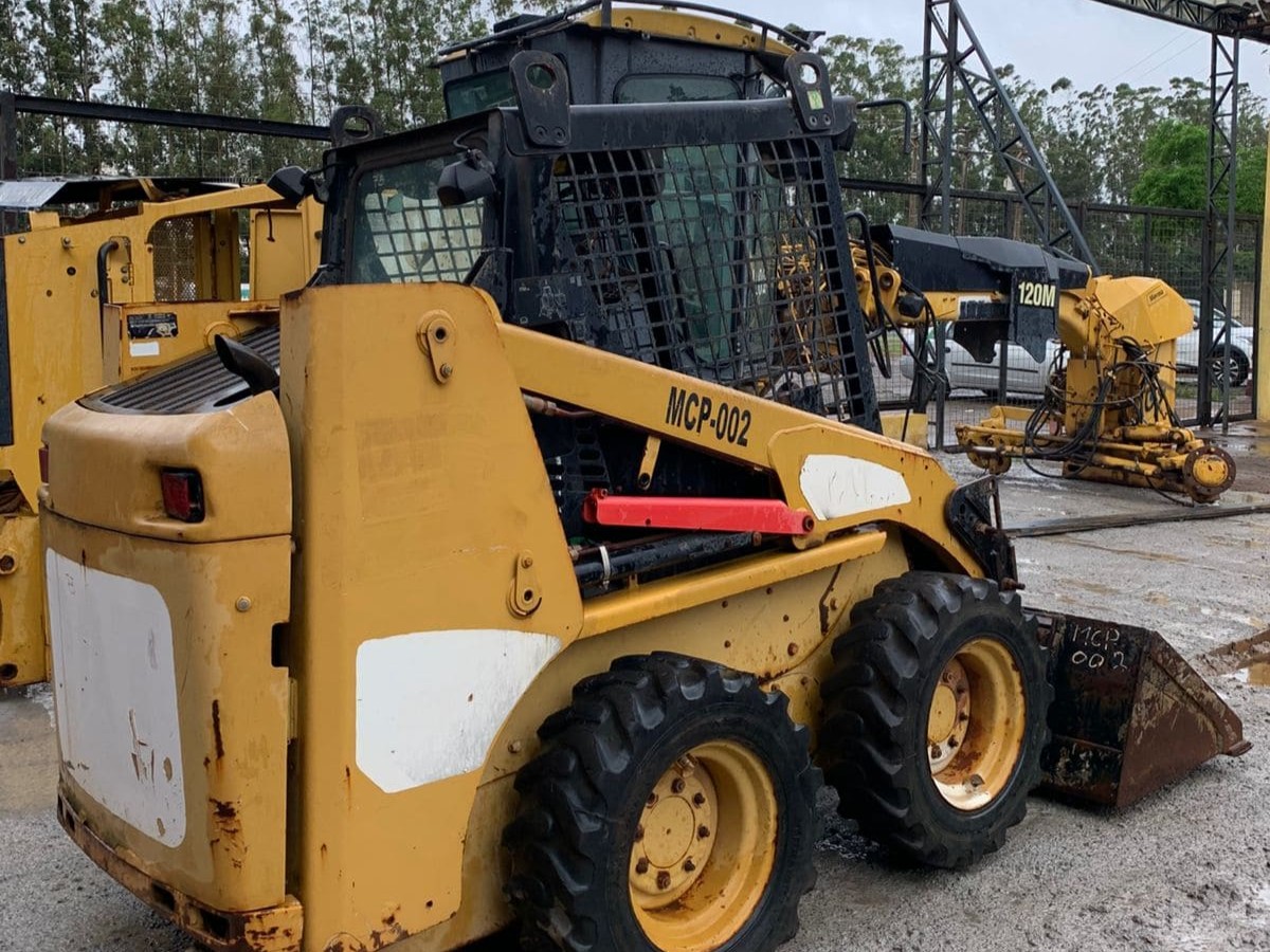 MINI CARREGADEIRA CATERPILLAR 226- ANO 2012