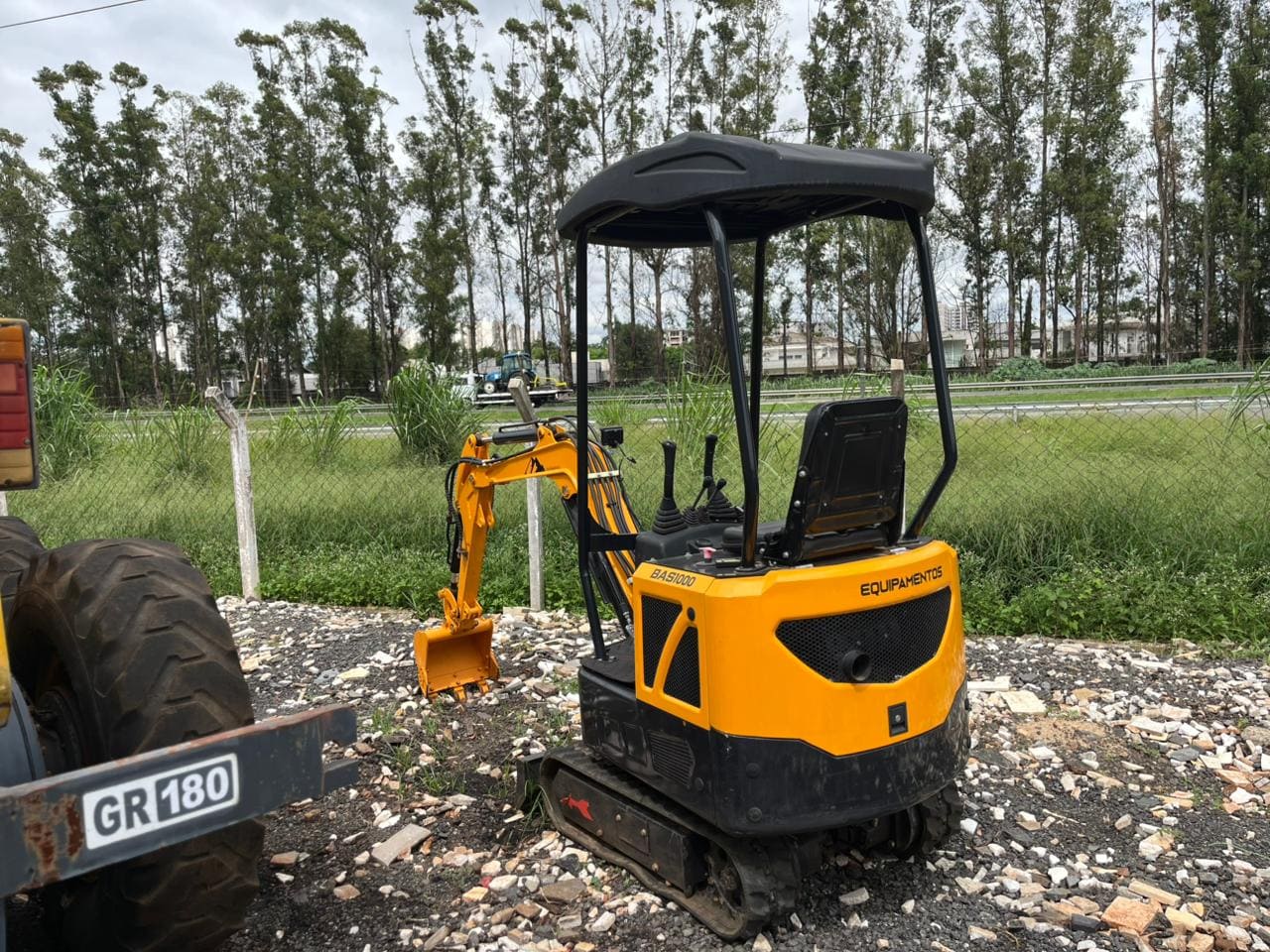 MINI ESCAVADEIRA BAS1000