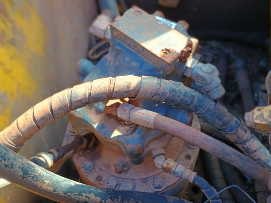 MOTOR DE GIRO KOMATSU PC138