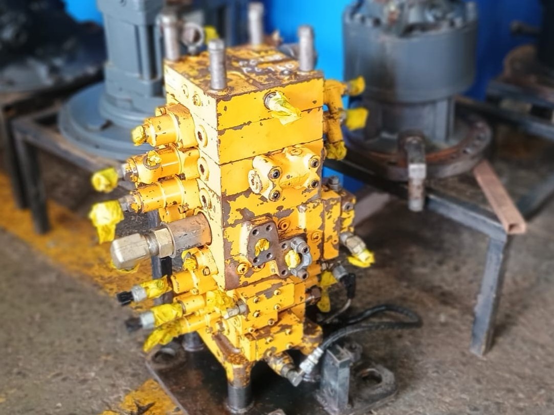 COMANDO HIDRÁULICO KOMATSU PC138