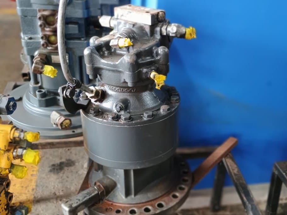 MOTOR DE GIRO KOMATSU PC138 - PC160